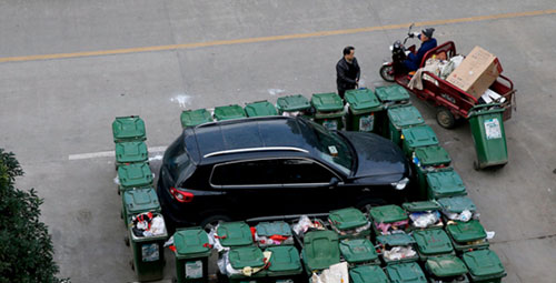 隨意亂停車，大爺搬垃圾桶怒攔私家車 